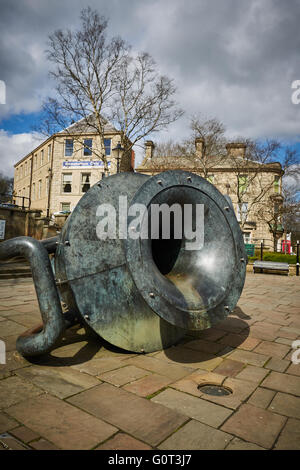 Rams bas public art armoiries Ramsbottom est sur la voie de l'Irwell Sculpture Trail. Le "Vase incliné' par Edward Alli Banque D'Images