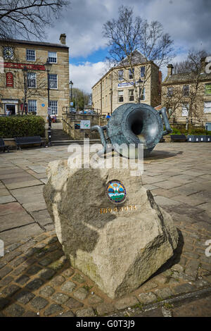 Rams bas public art armoiries Ramsbottom est sur la voie de l'Irwell Sculpture Trail. Le "Vase incliné' par Edward Alli Banque D'Images