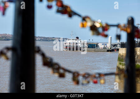 Liverpool Albert Docks de Cadenas Cadenas balustrades laissés par des centaines de couple romantique sentimentales et les touristes adorent se bloque Banque D'Images