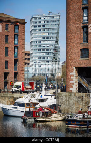 Albert Dock de Liverpool à l'extérieur des bâtiments l'Albert Dock est un complexe de bâtiments et entrepôts dock encadrée par un app moderne Banque D'Images