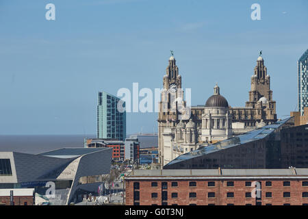 Liverpool albert dock Royal Liver Building bâtiments Le Liver Building est un bâtiment classé de Liverpool, en Angleterre. Je Banque D'Images
