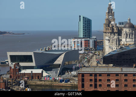 Liverpool albert dock Royal Liver Building bâtiments Le Liver Building est un bâtiment classé de Liverpool, en Angleterre. Je Banque D'Images
