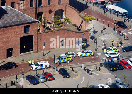 Scène d'urgence police Liverpool voitures incident Banque D'Images