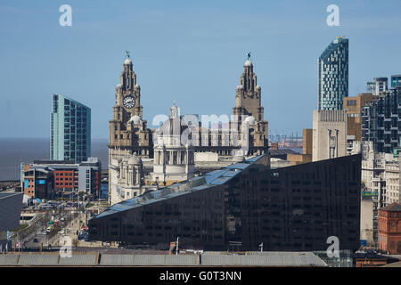 Liverpool albert dock Royal Liver Building bâtiments Le Liver Building est un bâtiment classé de Liverpool, en Angleterre. Je Banque D'Images