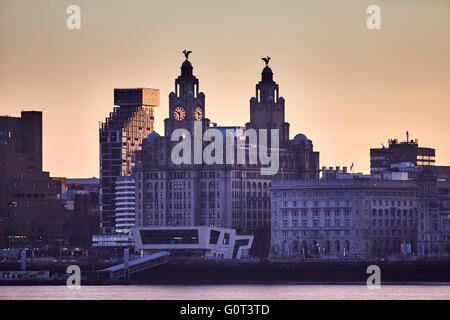 L'ouest de Liverpool Merseyside flotteur liverpool birkenhead docks skyline avec le foie la façade sur la rivière Mersey c Banque D'Images