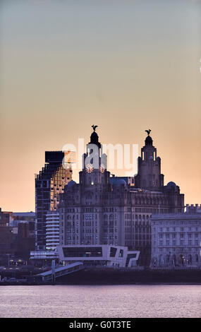 L'ouest de Liverpool Merseyside flotteur liverpool birkenhead docks skyline avec le foie la façade sur la rivière Mersey c Banque D'Images