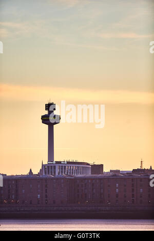 L'ouest de Liverpool Merseyside flotteur liverpool birkenhead docks skyline avec tour de la ville musée albert docks r régénération Banque D'Images