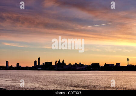 L'ouest de Liverpool Merseyside flotteur liverpool birkenhead docks skyline avec le foie la façade sur la rivière Mersey c Banque D'Images