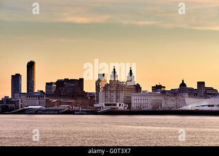 L'ouest de Liverpool Merseyside flotteur liverpool birkenhead docks skyline avec le foie la façade sur la rivière Mersey c Banque D'Images