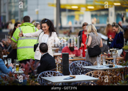 Printworks Manchester après le travail de socialisation des personnes boire sur le trottoir en zone Exchange Square Personnes foule ma Banque D'Images