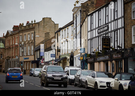 Ville du marché de Hexham paroisse civile Priestpopple Northumberland rue principale de style Tudor, bâtiments en pierre et commerces indépendants hig Banque D'Images