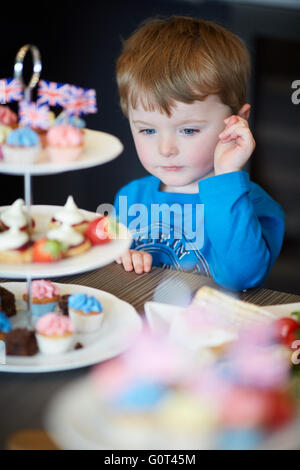 Jeune garçon avec des gâteaux sweet tenté homme hommes son mâle qu'il garçons lads de jeunes enfants jeunes enfants tout-petits enfants adolescen Banque D'Images