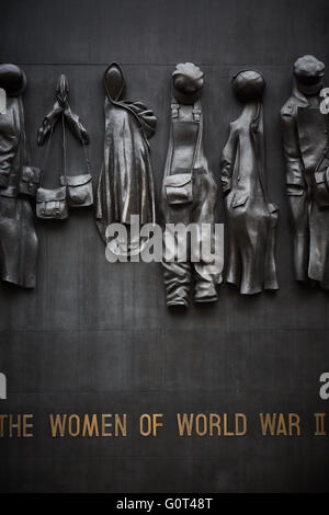 Le monument à la femme de la Seconde Guerre mondiale est un monument commémoratif de guerre situé sur Whitehall à Londres, au nord de l'e Banque D'Images