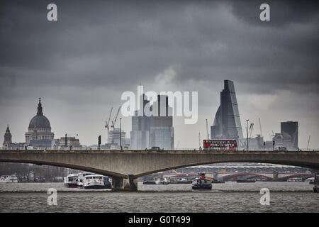 Waterloo Bridge road et le trafic de pied pont traversant la Tamise à Londres, entre Blackfriars Bridge et Hungerford Bri Banque D'Images