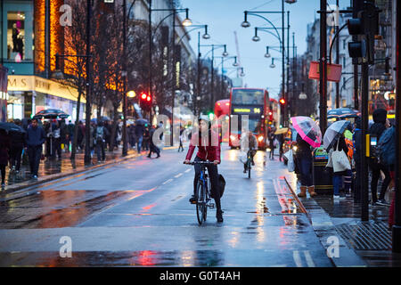 Transport transport transporteur Oxford Street transportés voyager se déplacer en banlieue de banlieue de trajet en cours Banque D'Images