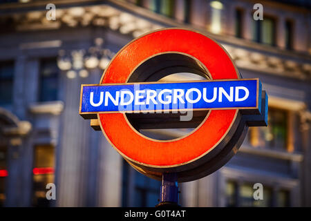 Oxford Street London London Underground sign soirée Fluo Lumière sombre sur la cocarde London transport marque emblème ronde close up Banque D'Images