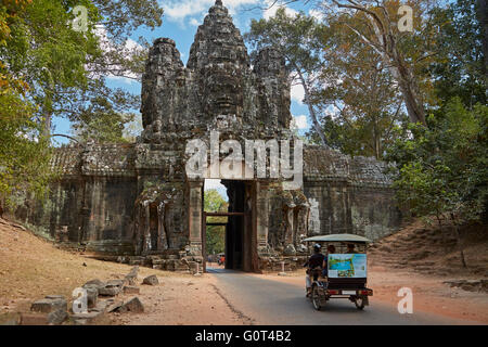 Tuk Tuk passant par la victoire, Angkor Thom (12ème siècle temple complexe), site du patrimoine mondial d'Angkor, Siem Reap, Cambodge Banque D'Images