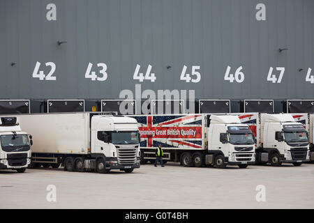 Aldi Bolton Centre Distradution les baies de chargement extérieur avec les camions Banque D'Images