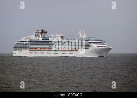 Le Coral Princess bateau de croisière naviguant dans le passage de l'intérieur de l'océan Pacifique Banque D'Images