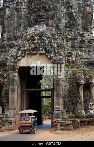 Tuk Tuk passant par la victoire, Angkor Thom (12ème siècle temple complexe), site du patrimoine mondial d'Angkor, Siem Reap, Cambodge Banque D'Images