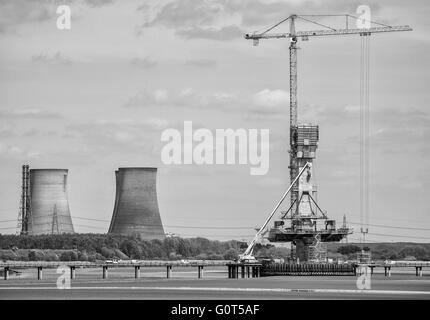 Nouvelle traversée de la Mersey en construction avec fiddlers ferry station pouvoirs en arrière-plan Banque D'Images