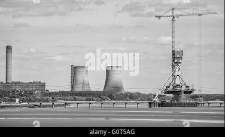 Nouvelle traversée de la Mersey en construction avec fiddlers ferry station pouvoirs en arrière-plan Banque D'Images