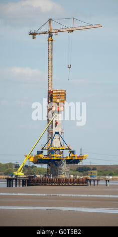 Nouvelle traversée de la Mersey road bridge tower en construction avec grue a tour Banque D'Images