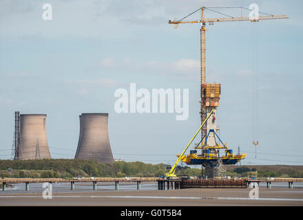 Nouvelle traversée de la Mersey en construction avec fiddlers ferry station pouvoirs en arrière-plan Banque D'Images