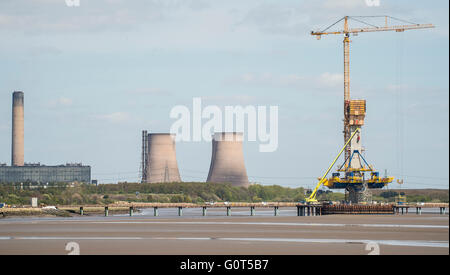 Nouvelle traversée de la Mersey en construction avec fiddlers ferry station pouvoirs en arrière-plan Banque D'Images