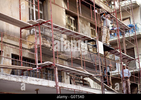 Les travailleurs sur un site, la restauration d'un vieux bâtiment Banque D'Images
