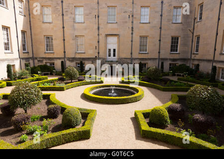 La Cour intérieure / Cour de Syon House avec jardin formel / Jardins et bassin avec jet d'eau. De Syon House, Brentford. UK. Banque D'Images