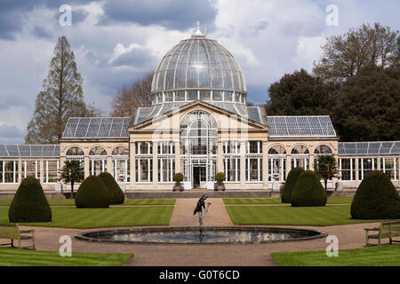 Syon House Grande véranda avec dôme en verre (bâtiment classé) et statue de Mercure ailé et bassin de jardin formel. UK Banque D'Images