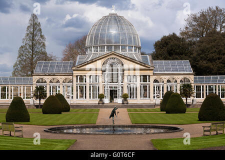 Syon House Grande véranda avec dôme en verre (bâtiment classé) et statue de Mercure ailé et bassin de jardin formel. UK Banque D'Images