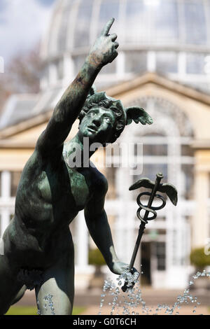 Statue de mercure ailé et Syon House grande véranda dôme en verre (bâtiment classé) dans le jardin formel / jardins. UK Banque D'Images