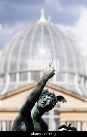 Statue de mercure ailé et Syon House grande véranda dôme en verre (bâtiment classé) dans le jardin formel / jardins. UK Banque D'Images