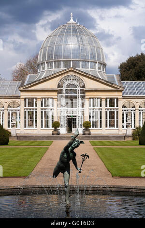 Syon House Grande véranda avec dôme en verre (bâtiment classé) et statue de Mercure ailé et bassin de jardin formel. UK Banque D'Images