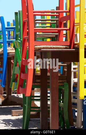 Chaises traditionnel grec multicolores dans une taverne. L'horizontale Banque D'Images