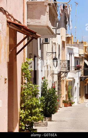 Rue grecque traditionnelle à Rethymno. La Crète. La Grèce. La verticale Banque D'Images