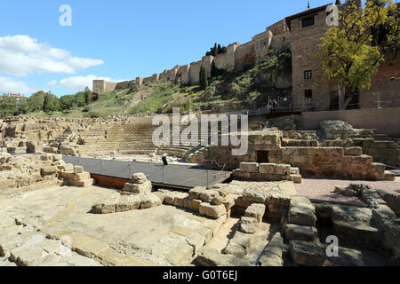 Ruines de l'ancien théâtre romain (Théâtre Romain) à Malaga, Espagne. Banque D'Images