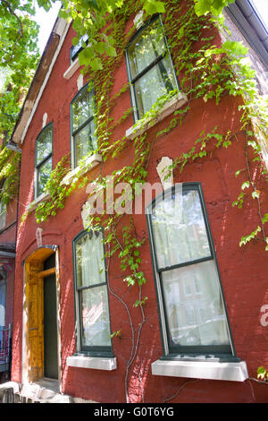 Un immeuble en brique rouge residence dans le quartier branché de Wicker Park quartier dans l'ouest de la communauté de la ville de Chicago, Illinois, USA Banque D'Images