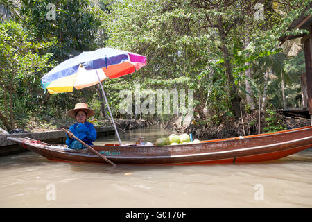 Produits affichés dans un marché flottant près de Bangkok en Thaïlande Banque D'Images