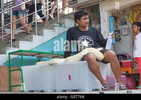 Produits affichés dans un marché flottant près de Bangkok en Thaïlande Banque D'Images