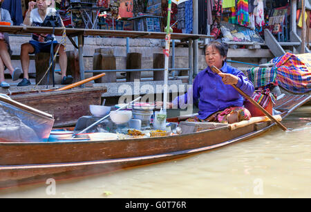 Produits affichés dans un marché flottant près de Bangkok en Thaïlande Banque D'Images