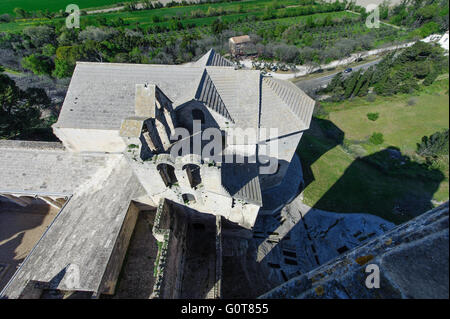 Abbaye de Montmajour, près de Arles. La France. Vue depuis le Pons de l'Orme tower. Banque D'Images