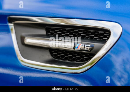 Fente latérale sur une BMW M5. Banque D'Images