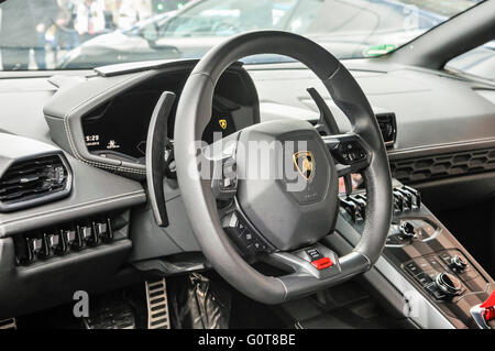 Pilotage de l'intérieur d'une Lamborghini Aventador. Banque D'Images