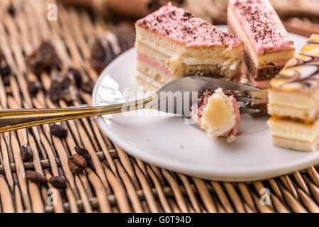 Desserts en couches décoratives on white plate Banque D'Images