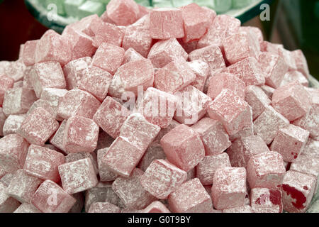 Loukoum colorés dans des bols de bonbons Banque D'Images