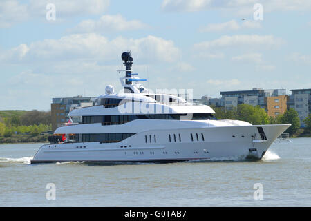 Yacht de luxe récemment construit Vanish arrive sur la Tamise à Londres. Banque D'Images