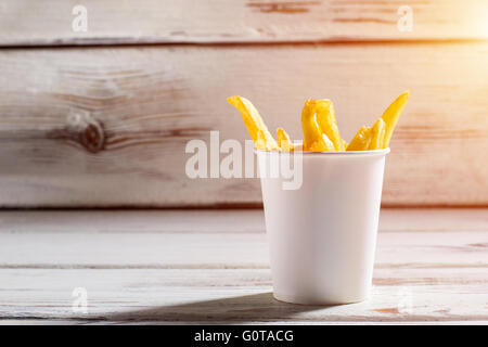 Frites dans une tasse. Banque D'Images